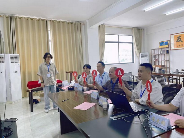 评审举牌表决。