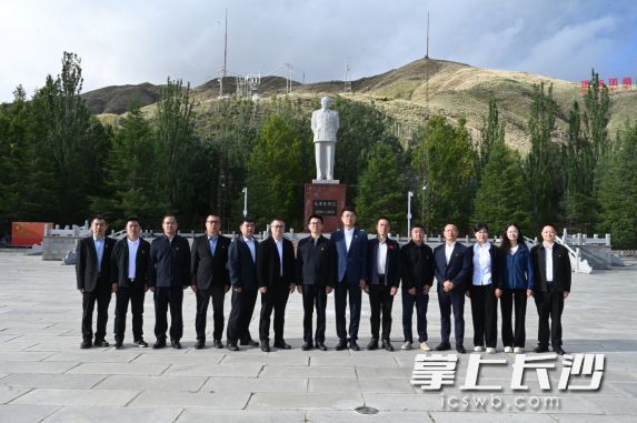 7月14日，长沙市第十一批援藏工作组全体队员在贡嘎县长沙广场合影。 贡嘎融媒供图