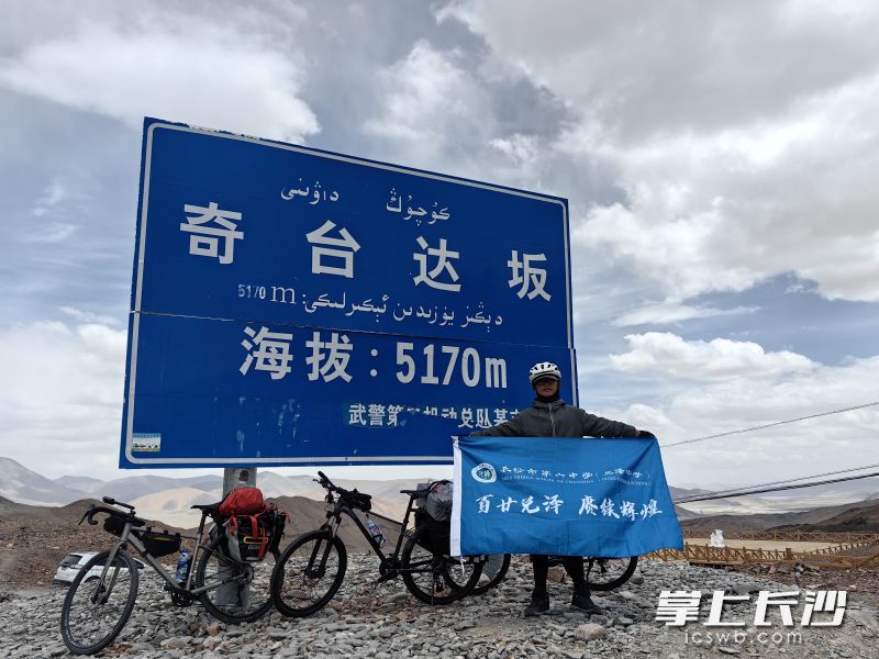 叶宸说马上进入长沙市六中读初一了，以此留念向学校建校120周年献礼。均由 本人 供图