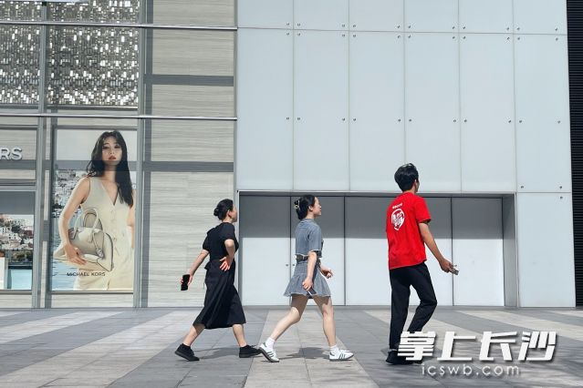15日15时左右，三三两两的行人匆匆走在烈日之下。 均为长沙晚报全媒体记者舒元臻摄