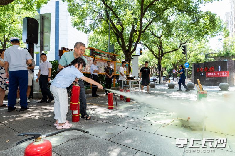 居民在学习灭火。 长沙晚报全媒体记者 董阳 摄