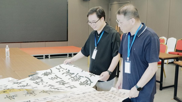 评委们秉承公平、公正的原则，对每一件作品进行了多轮、细致的审阅与合议。