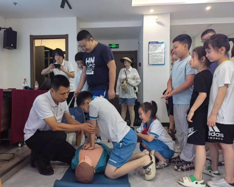 活动现场，孩子们化身“安全小卫士”。通讯员供图