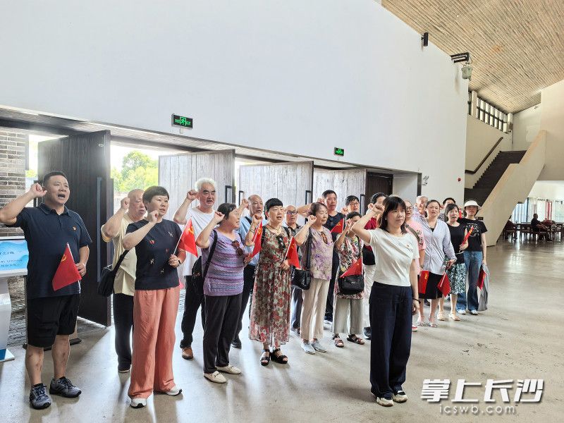 全体党员在田汉塑像前重温了入党誓词。 通讯员 唐雨阳 摄