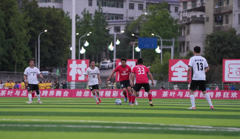 今年5月11日下午，"我要上村超"全国赛湖南赛区湘西选拔赛暨茶超乡村足球联赛决赛在保靖县民族体育中心拉开帷幕。图源：保靖县融媒体中心