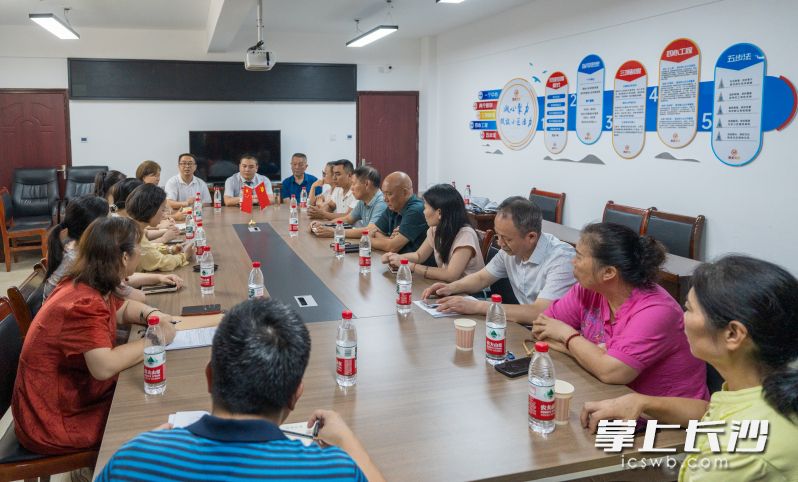 小区党支部推动建立“五位一体”议事机制，联合街道、社区、业委会、物业公司定期碰头。