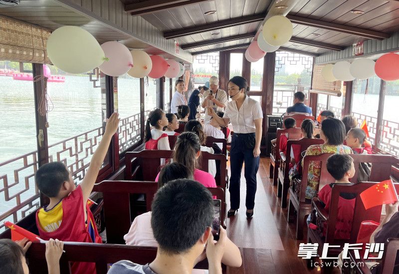 船舱内，公园讲解员生动讲述红色故事。 均为长沙晚报全媒体记者贺文兵摄