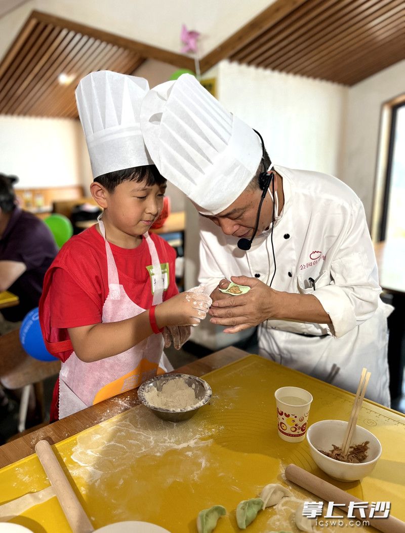 孩子们在面点师的指导下揉面、包饺子。