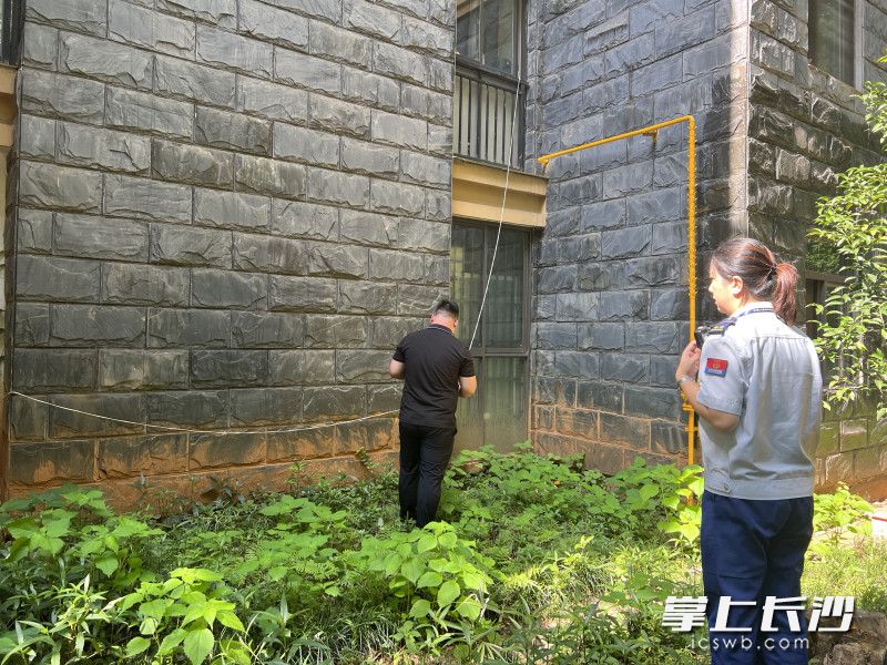 消防监督员对“飞线”充电进行整治。 长沙晚报通讯员 余娜娜 摄