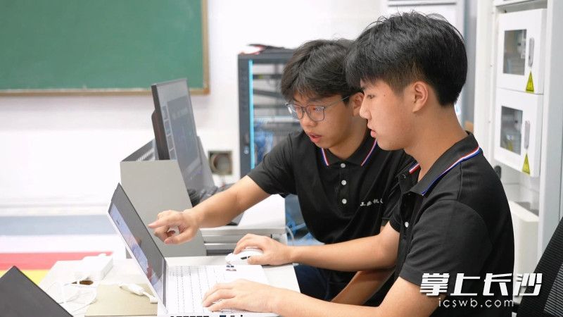 这块金牌，是校企协同、师生共创的成果，也是对职业教育办学成果最好的肯定。