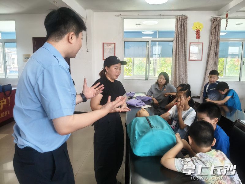 手把手教孩子们救护技能。均为长沙晚报通讯员刘弦供图