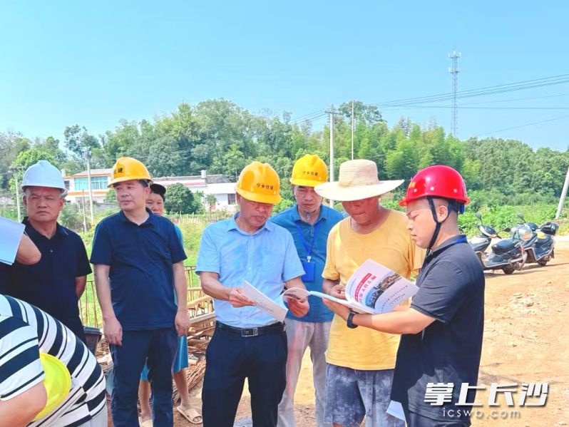 宁乡市针对今年新审批并已开工建设的1500余栋村民新建房屋，开展施工安全专项排查与技术服务活动。  均为长沙晚报全媒体记者张禹、通讯员姜凤斌摄影报道