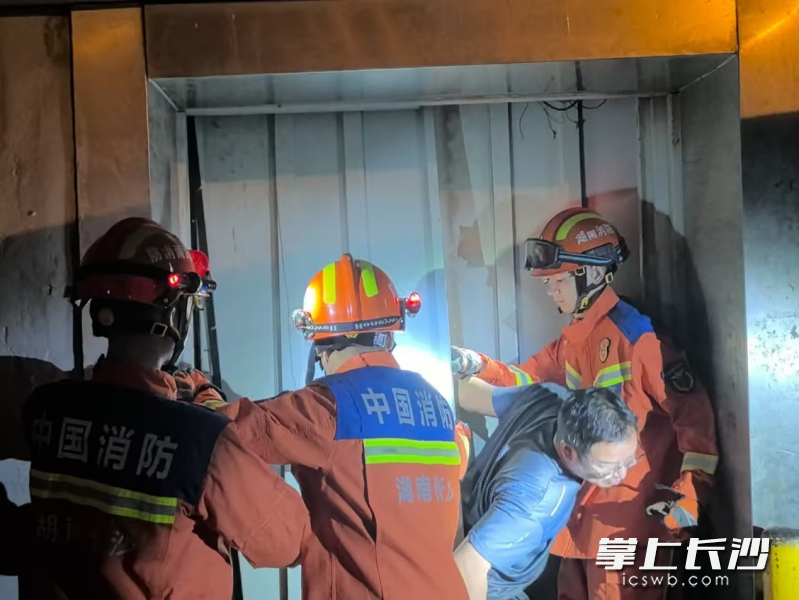 消防救援人员成功将被困市民救出。长沙晚报通讯员 郑欣鑫 摄