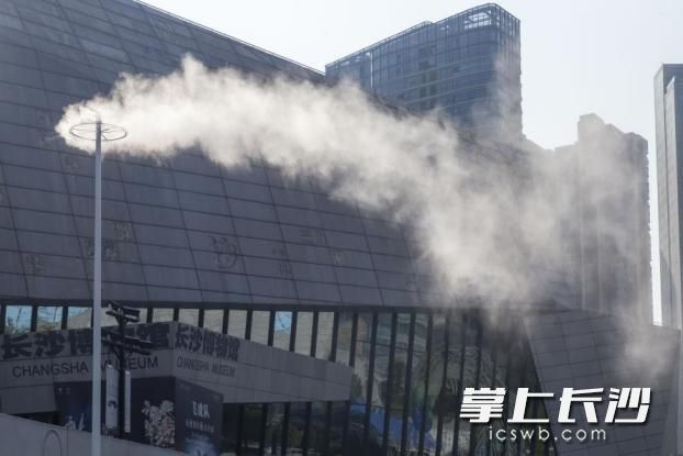 喷雾降温。