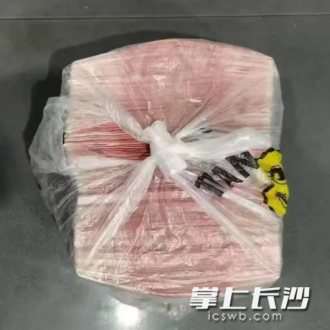 康女士准备的现金。 通讯员供图