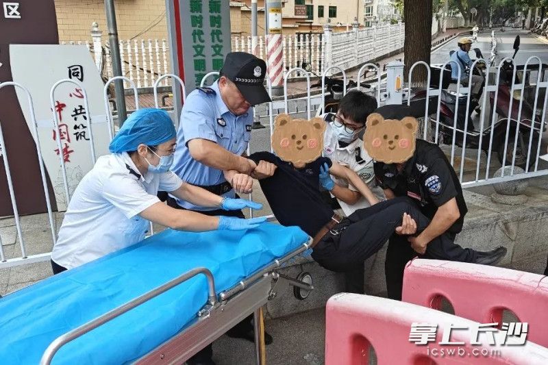 众人合力将老人抬上担架。咸嘉湖派出所供图