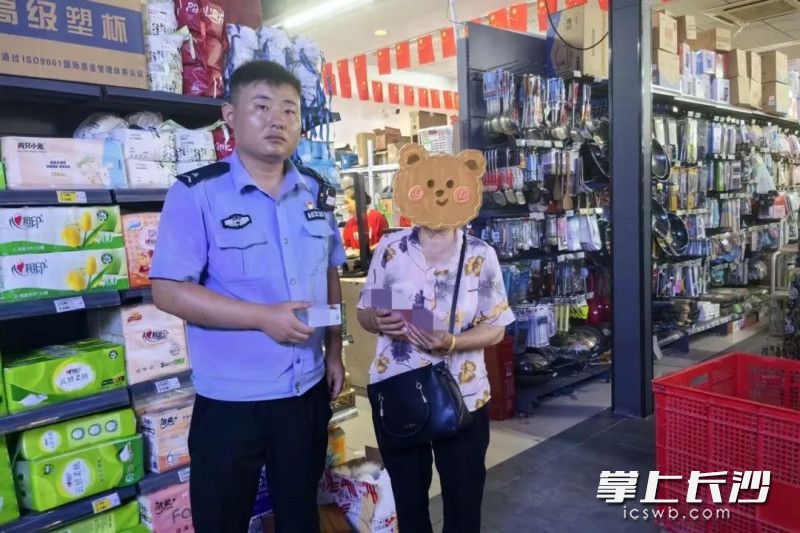 在快递站里找到了包裹。