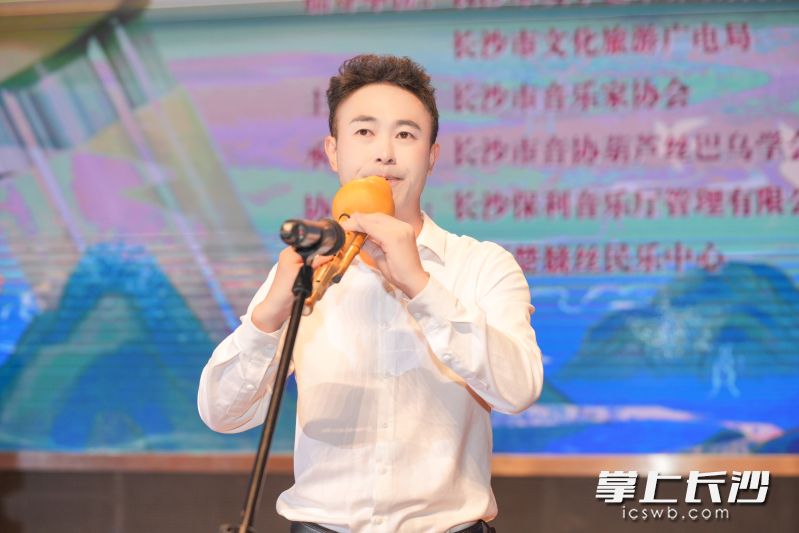 长沙市音协葫芦丝巴乌学会会长肖云表演。