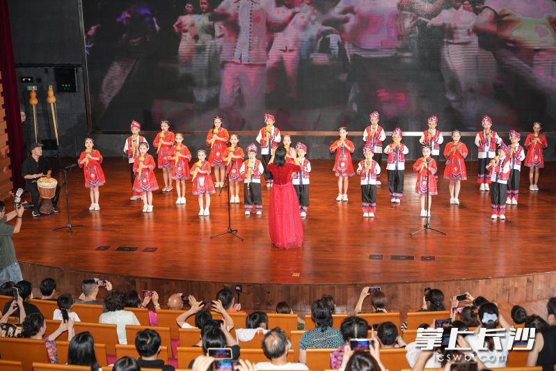 “丝韵潇湘·乐颂祖国”葫芦丝巴乌专场音乐会举行。