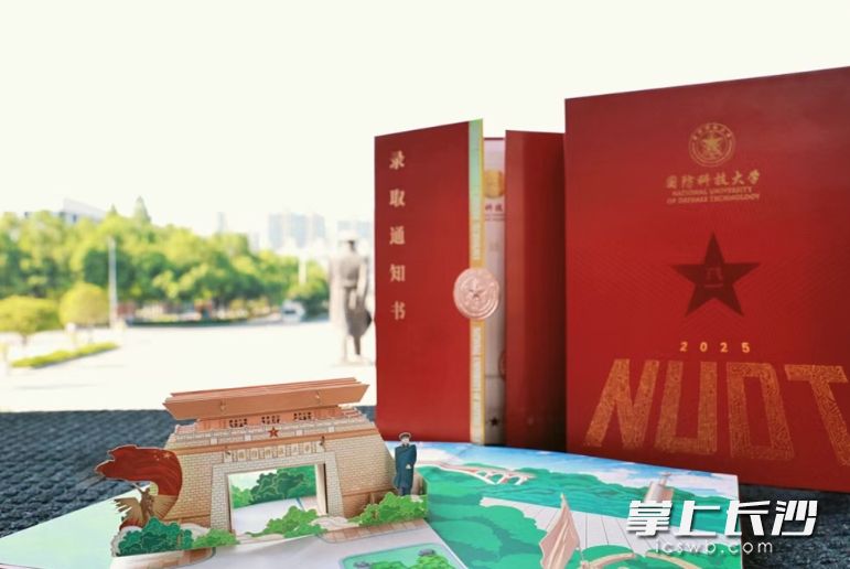 “高地印象”立体书以手绘生动呈现国防科大北大门、训词墙、跨线桥、陈赓大将雕塑等地标景观。
