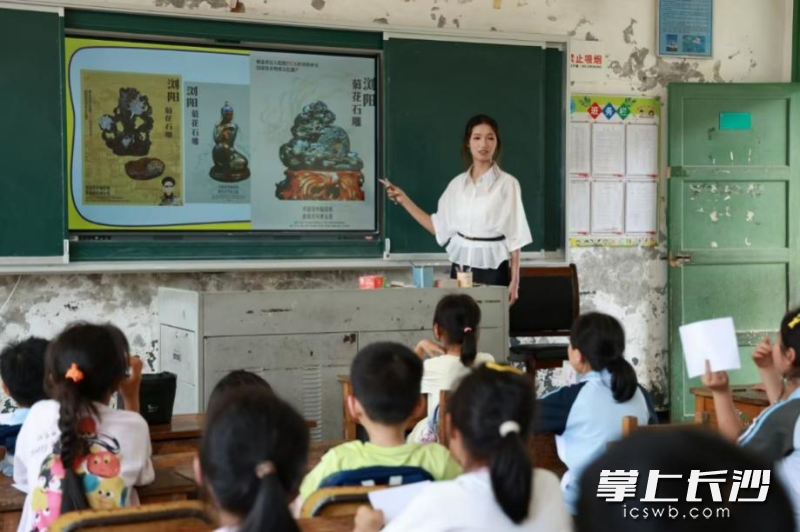运用古老拓印菊花石方式，开展“非遗·润童心”社会实践活动。
