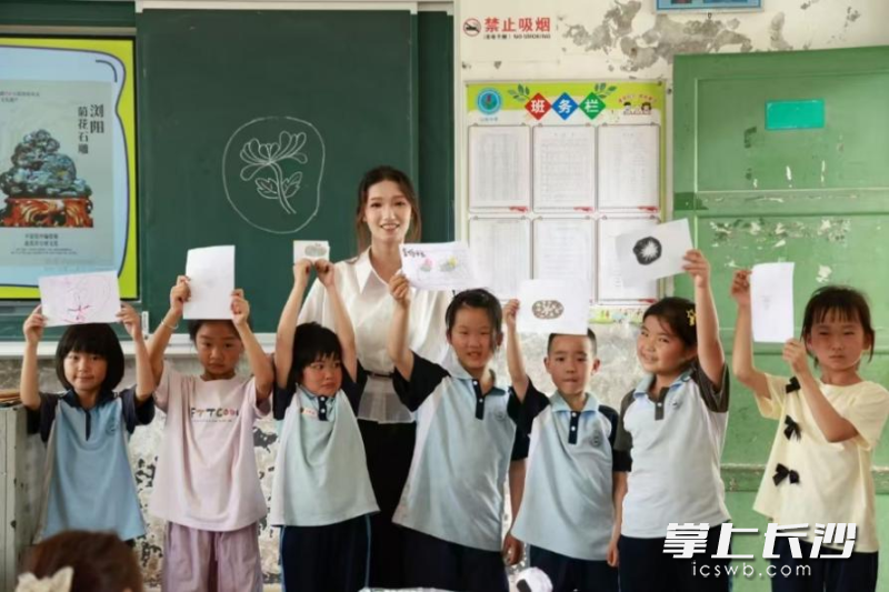 孩子们开心地展示自己的作品。