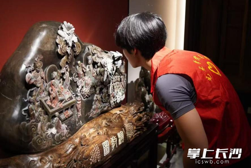 志愿团队了解菊花石历史。均为通讯员 赵雨晴 供图