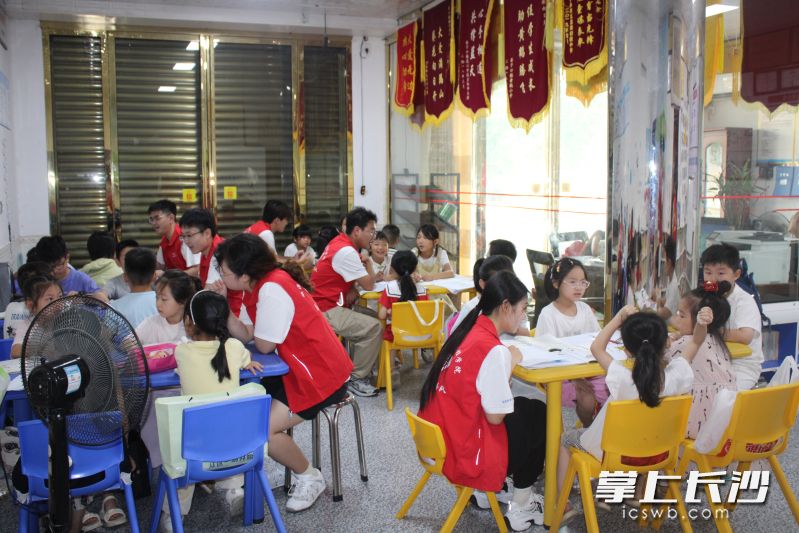 在位于长沙西部山区的宁乡巷子口镇，来自中南大学的学子们开展下乡支教活动，同时参与“向日葵爱心”公益课堂。受访方供图