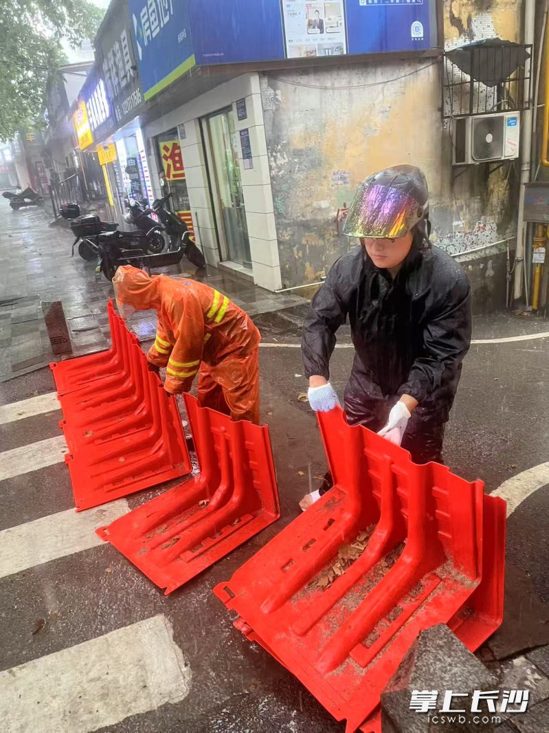 街道和社区应急队伍在现场处置。