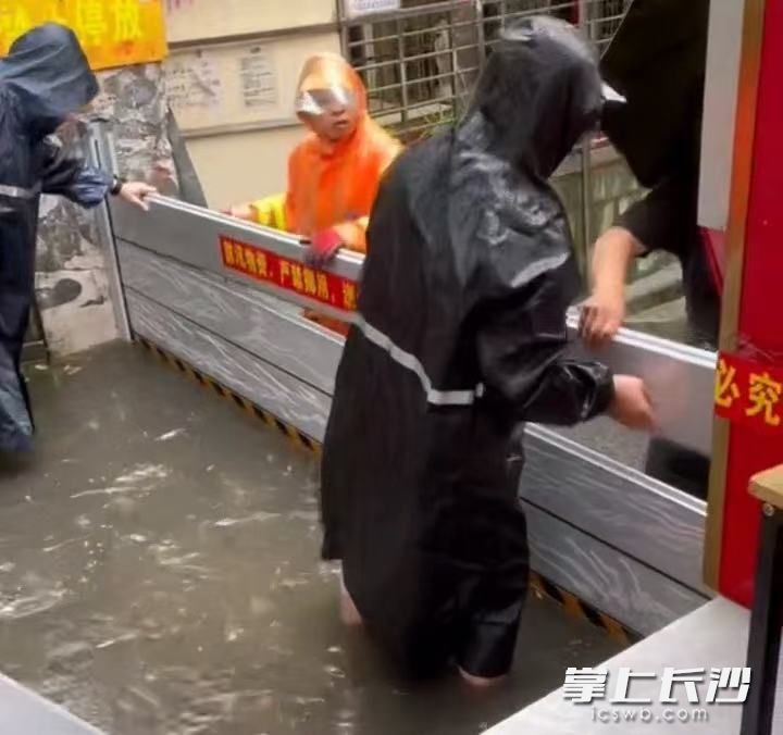 小区大门防洪板稳稳落下。均为长沙晚报通讯员党梦瑶摄