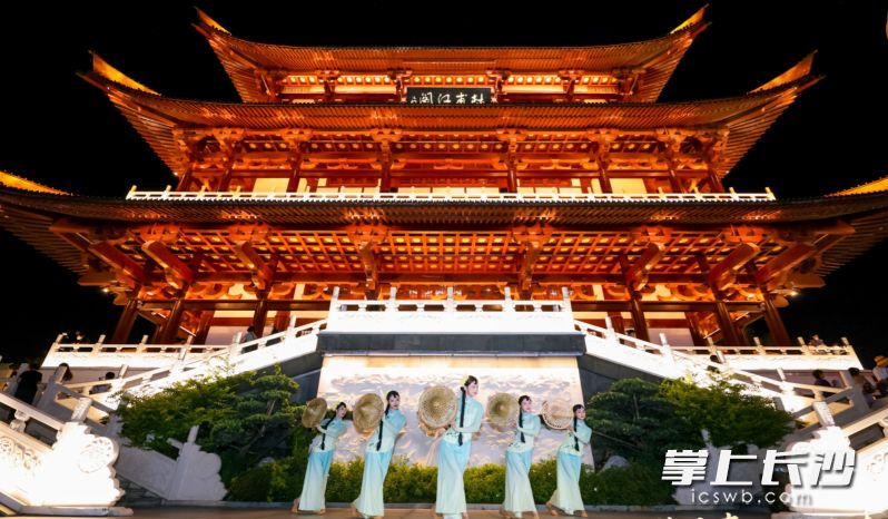 杜甫江阁成为众多作者创作灵感来源。