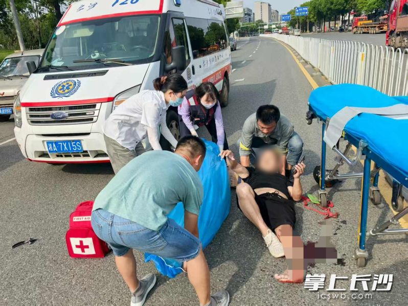 长沙电力员工热浪中守护生命。通讯员供图