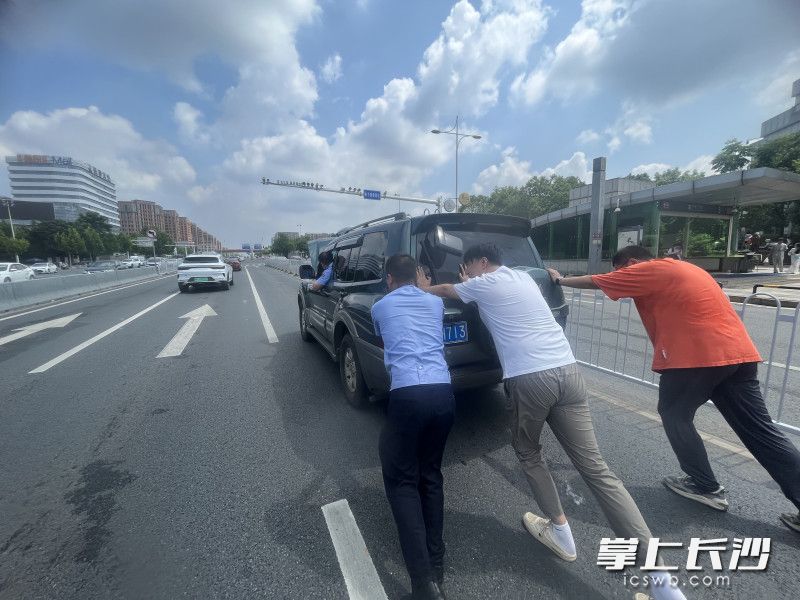 天心交警大队十中队变身“推车侠”。