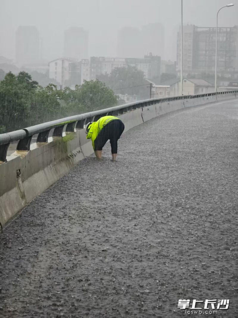 天心交警大队三中队暴雨中疏通堵点。 均为通讯员供图