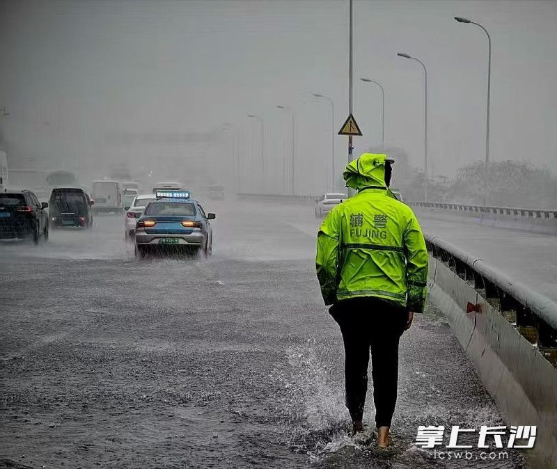 天心交警大队三中队雨中守护出行。
