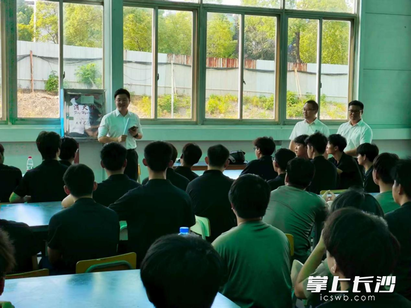 企业负责人与三一职院定向班学生在车间进行交流。 均为长沙晚报通讯员高妍供图
