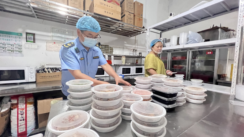 图为市场监管人员开展食品安全监管。资料图片