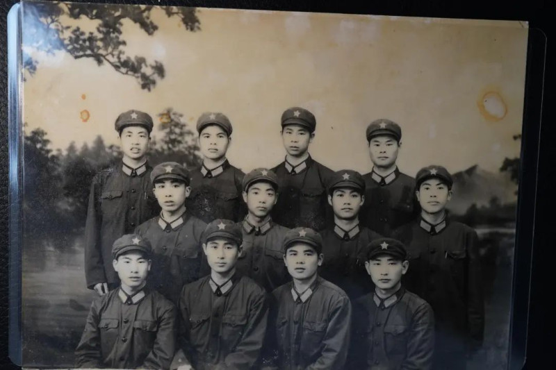 高国良和战友们（二排右二）