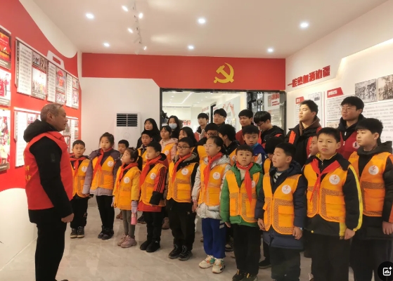 高国良在退役军人兵锋志愿服务实践站为小朋友们讲解。