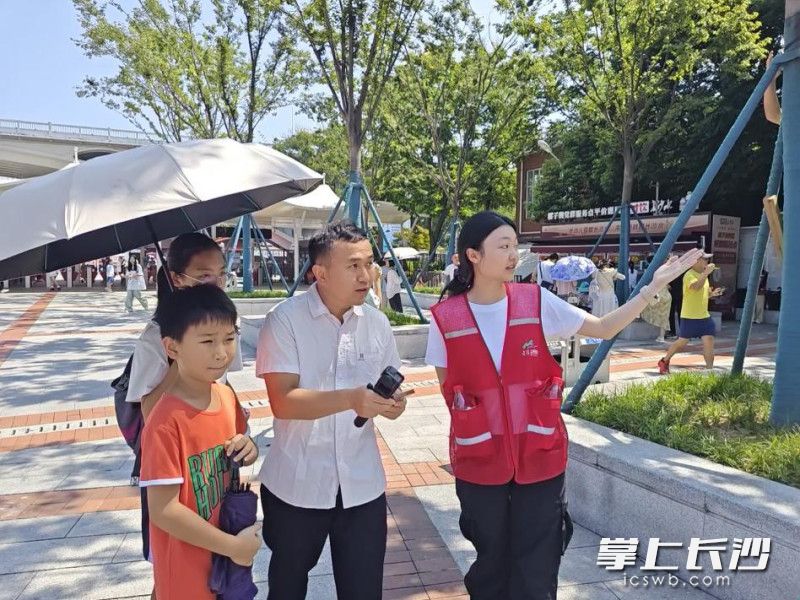 每天有36名“小青星”志愿者在橘子洲为游客提供暖心服务。均为通讯员 冯叶 黎汉章 供图
