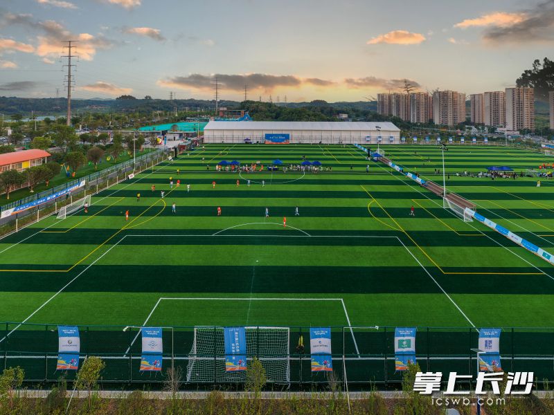 7月19日晚，在长沙天心区高云生态公园足球场上演足球盛宴。