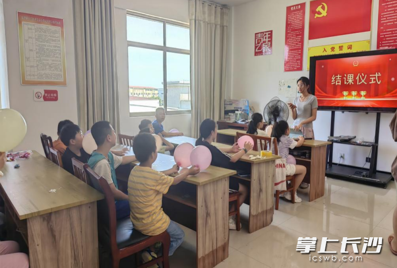 在“周末课堂”暑期班课堂上，知识的魅力在欢声笑语中绽放。长沙晚报全媒体记者 张禹 摄