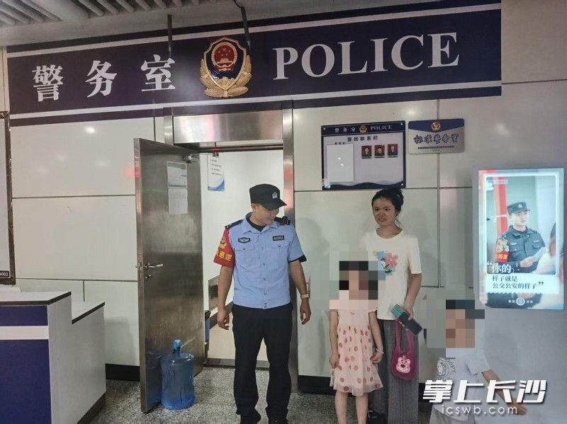 尚双塘派出所辅警梁浩武帮助小女孩找到母亲。均为 通讯员 邵青 摄
