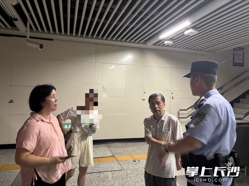 尚双塘派出所辅警邓鑫开导母女。