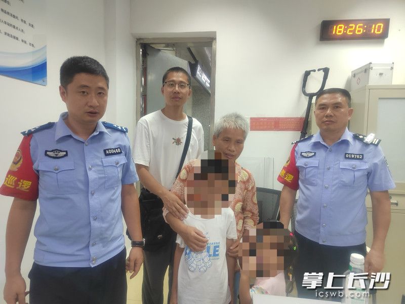 张先生一家来到沙湾公园站警务室道谢。