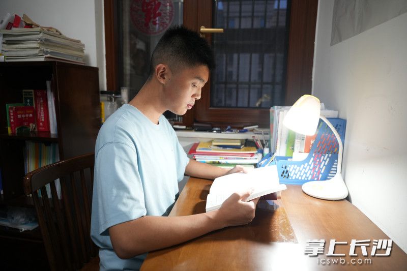阅读是胡轩松最大的爱好，闲暇时他特别喜欢中国古典文学和历史书籍。均为长沙晚报全媒体记者 林暘 摄
