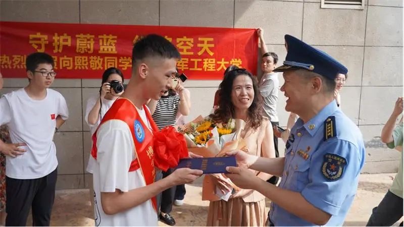 向熙敬亲手接过录取通知书。图片均为受访方提供