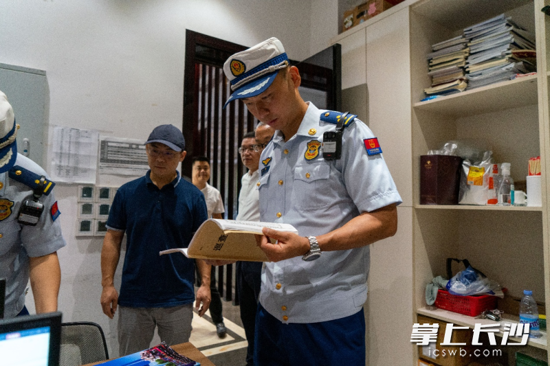 图为消防监督员在检查中。 长沙晚报通讯员 张佳欣 摄