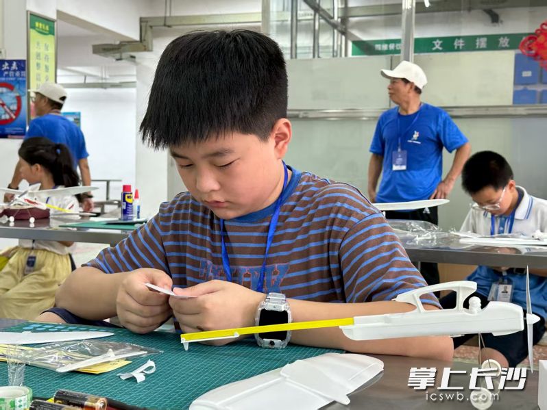 小选手在现场制作电动自由飞机。  均为长沙市模型运动协会供图