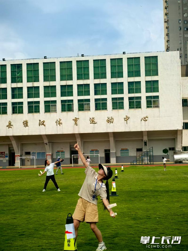 发射橡筋弹射飞机。